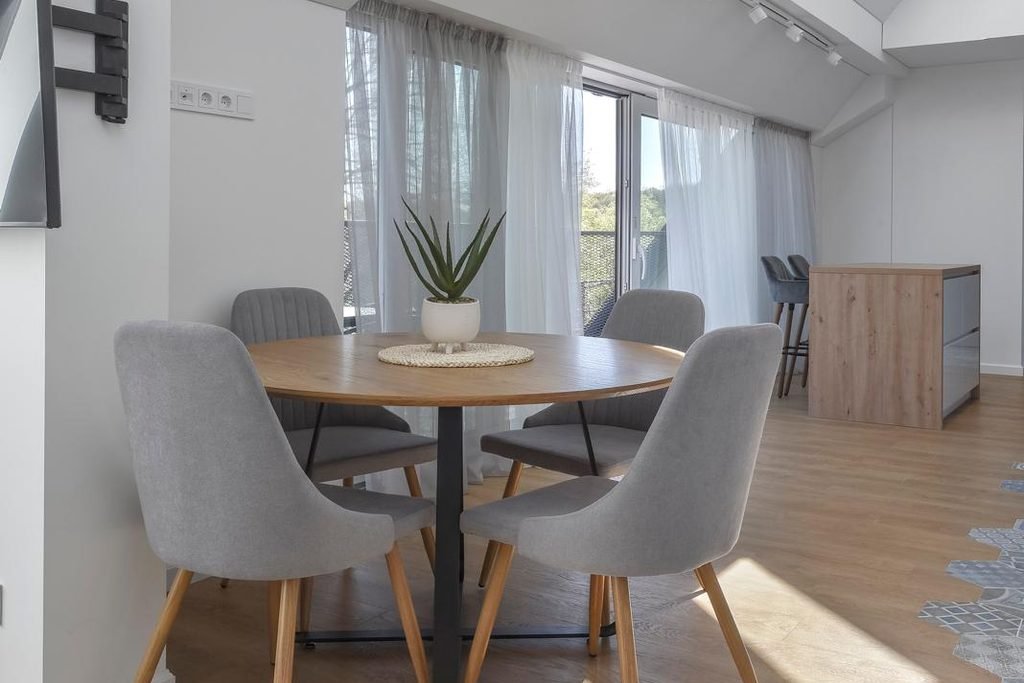 Helle Dachgeschosswohnung mit eigener Terrasse – Foto 3