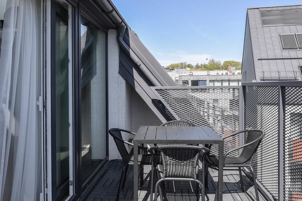 Helle Dachgeschosswohnung mit eigener Terrasse – Foto 7