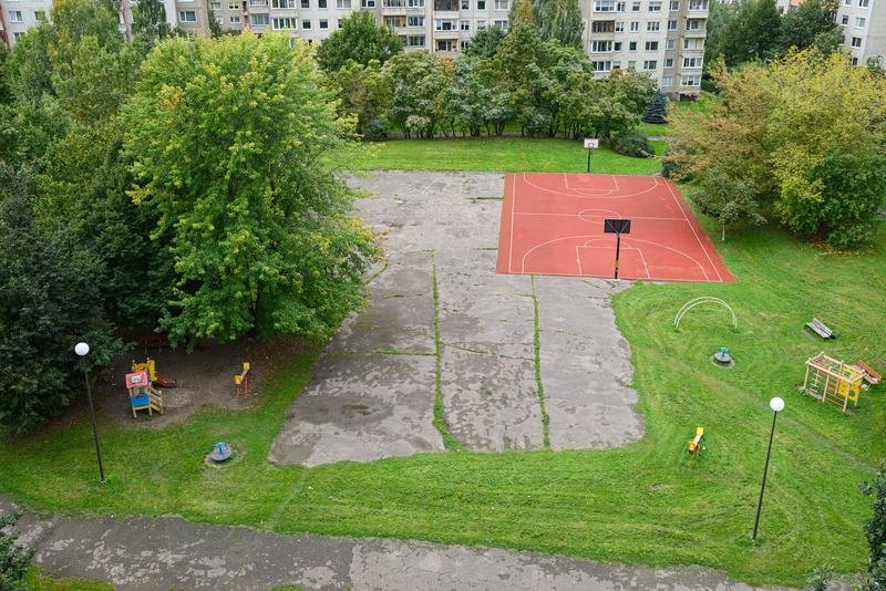 Kiemas ir sporto aikštelė – Kuršių g. 40, Šilainiai