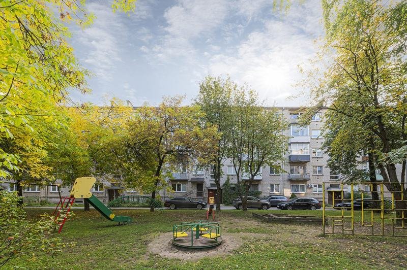 Kiemas su žaidimų aikštele – Pramonės pr. 9, Dainava