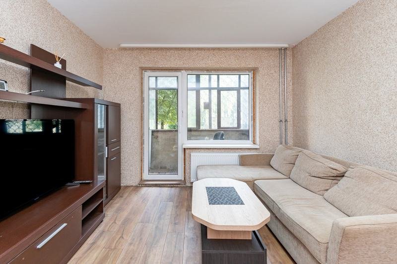 Svetainė su išėjimu į balkoną – Šiaurės pr. 12, Eiguliai
