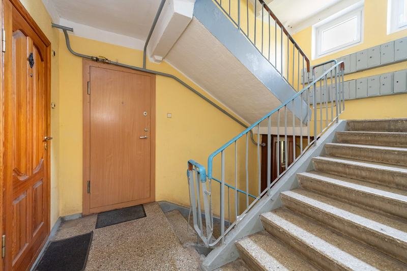 Laiptinė – Šiaurės pr. 12, Eiguliai